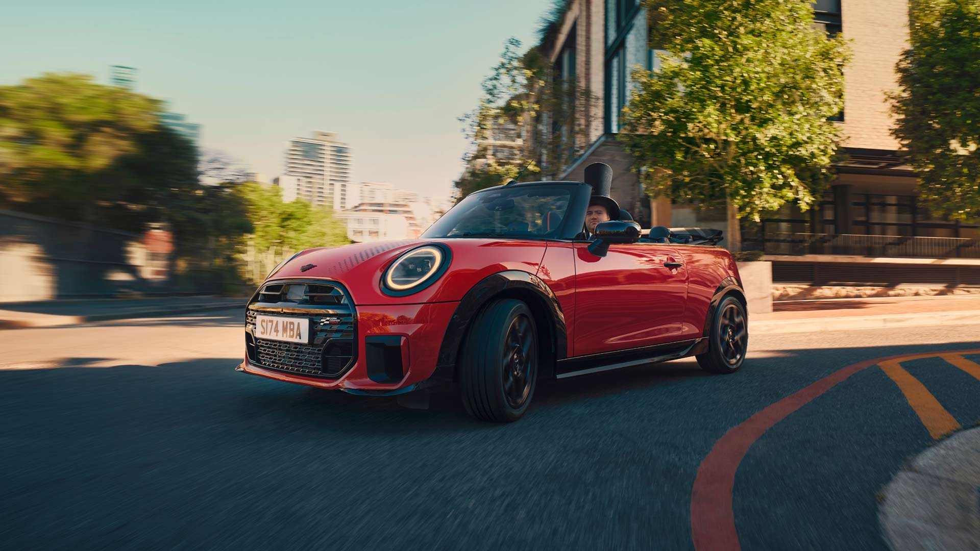 Detailansicht des Armaturenbretts im MINI Cooper Cabrio mit ambientem Licht